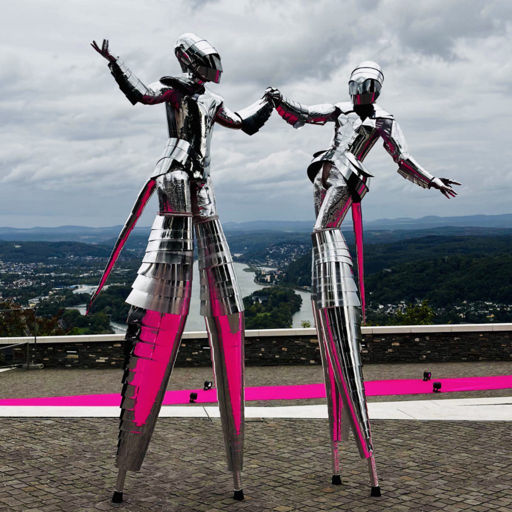 Spiegel Aliens Stelzenläufer Eventidee futuristischer Walkact