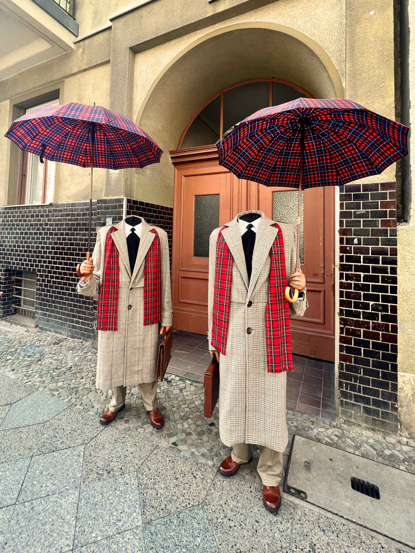 Kopfloser British Gentleman Walk Act mit Regenschirm für Event Unterhaltung