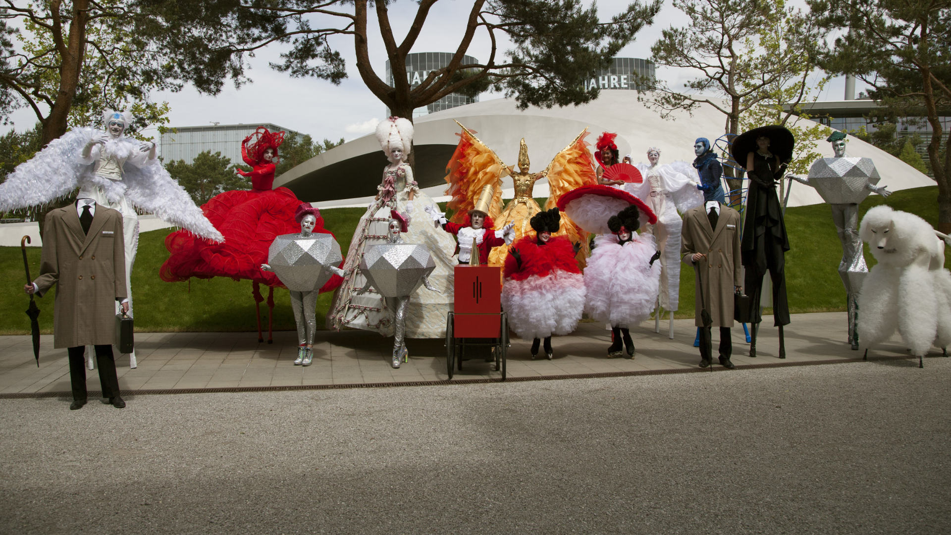 Stelzenlaeufer Walking Acts Sommerfestival Autostadt Wolfsburg