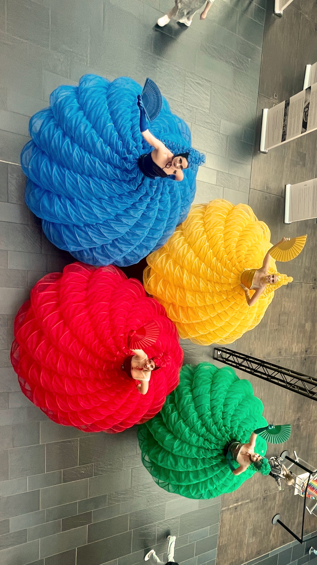 Farbkoeniginnen Stelzenlaeufer Walk Acts buchen Retail Event Centrum Galerie Dresden