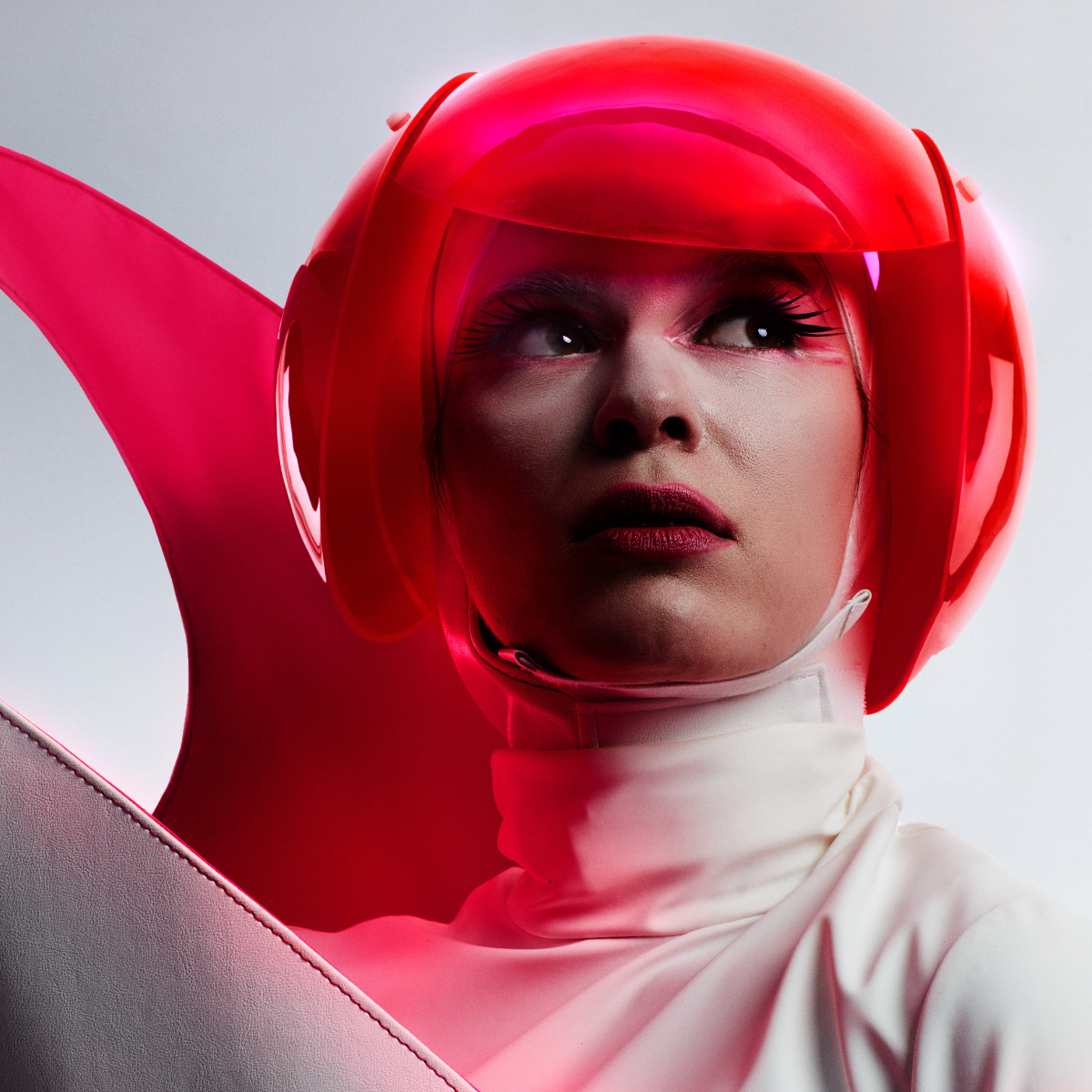 NEON Walk Act von Dulce Compania mit futuristischen Stelzenläufern in weißen Kostümen und Neonfarben