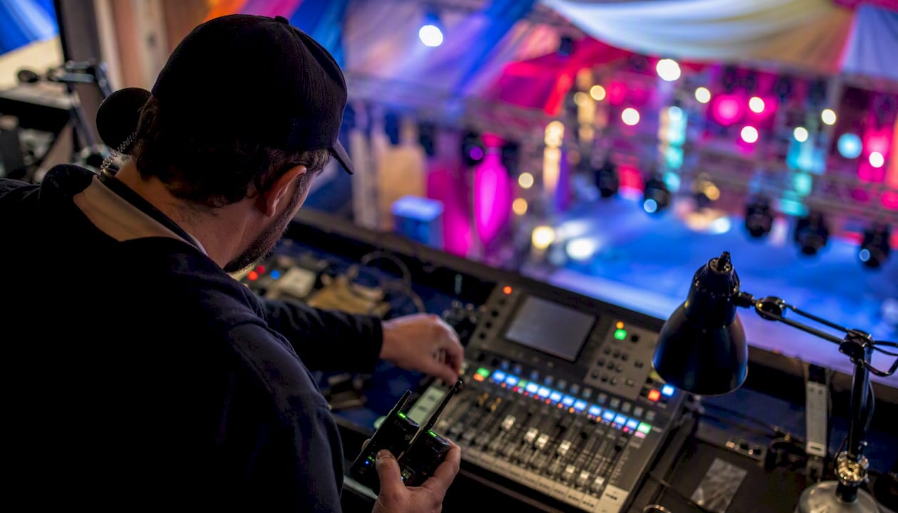 Ein Techniker richtet das kabellose Mikrofon und das Licht-Equipment ein.