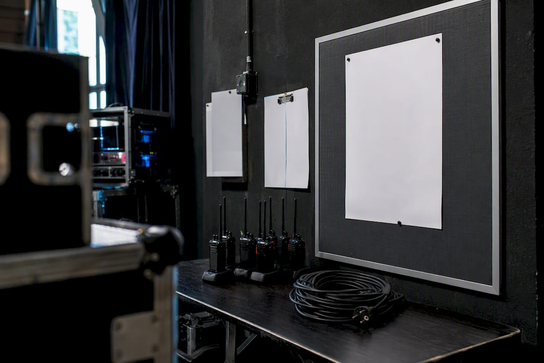 Backstage-Klemmbrett mit Notfallcheckliste und Werkzeugen