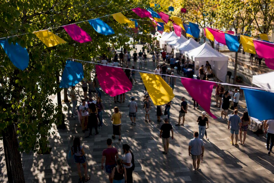 Bunte Veranstaltungsbanner auf dem Stadtplatz