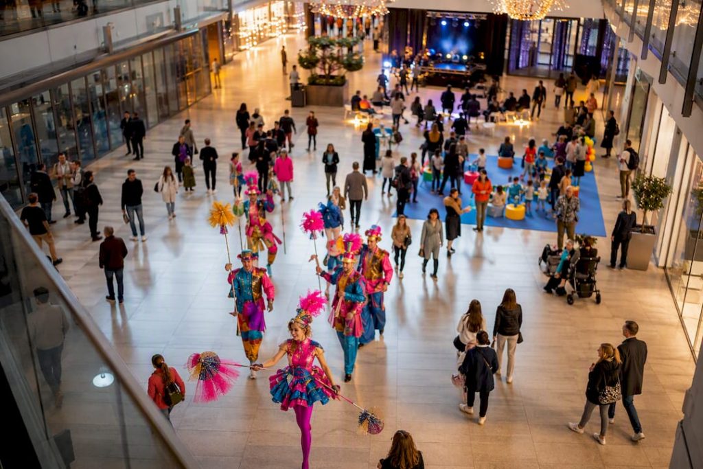 Besucher genießen das Event im Atrium des Einkaufszentrums