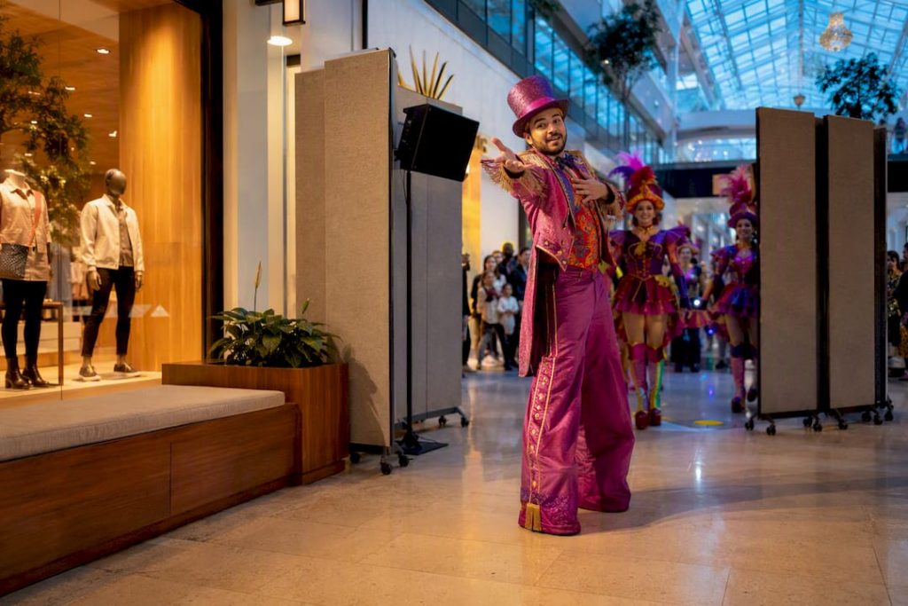 Walkact mit Lärmschutz in einem Einkaufszentrum